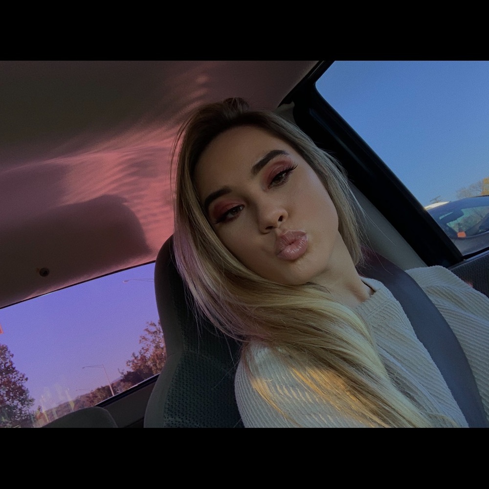 Meet your Posher, Alexia